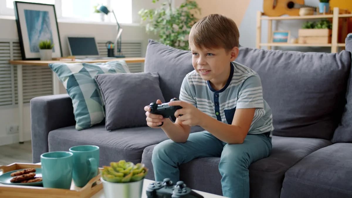 Melhores Controles Sem Fio para PC de 2026 Controles sem fio para PC sobre mesa gamer com dongle 2.4GHz e receptor USB