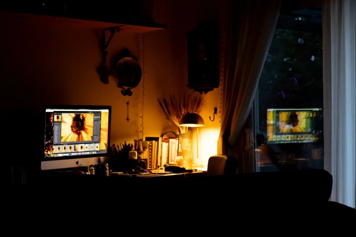 Melhor Fita LED com Câmera de Sincronia em 2026 Fita de LED reagindo à cor da TV em quarto escuro graças à câmera de sincronização