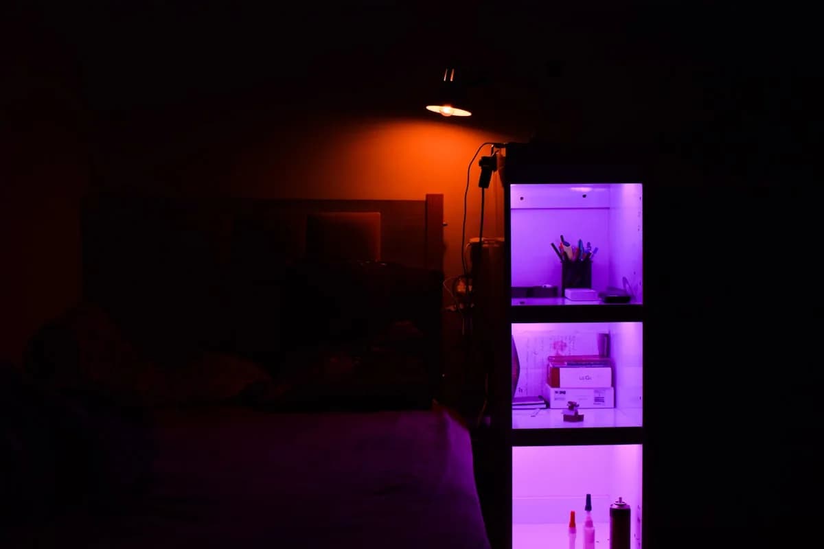 Melhor Fita LED para Setup Gamer em 2026 Fita de LED RGB iluminando a parede atrás do monitor em setup gamer no escuro