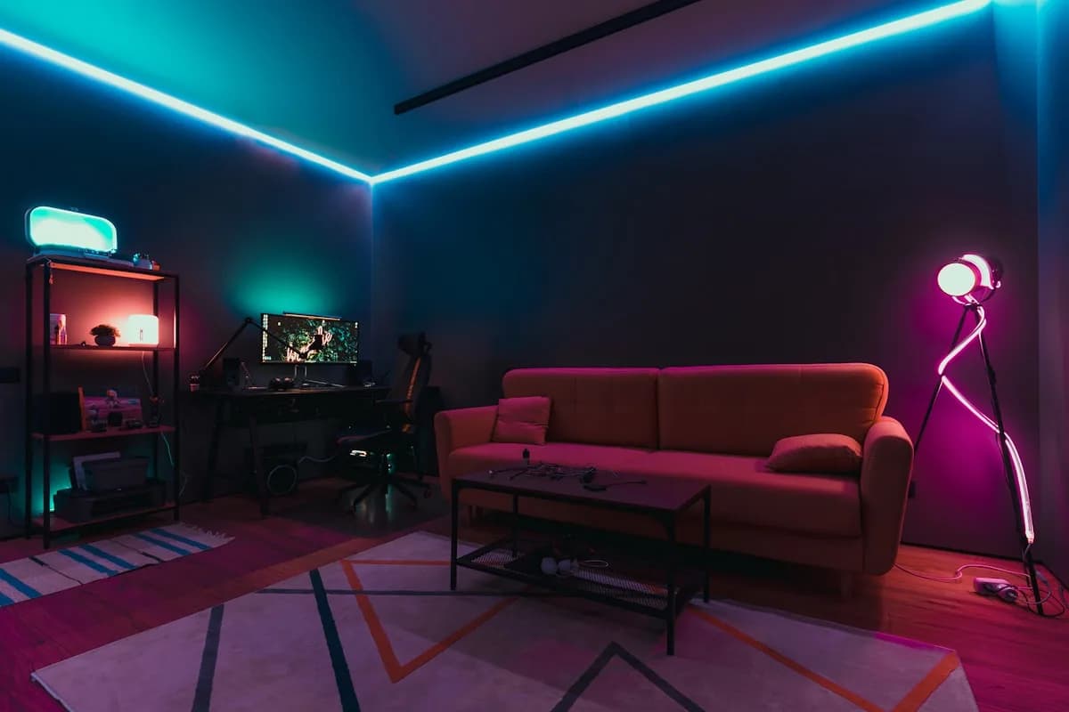 Melhor Fita LED Sincronizada com Jogo em 2026 Fita de LED colorida acesa atrás da TV em quarto escuro reagindo à cena exibida