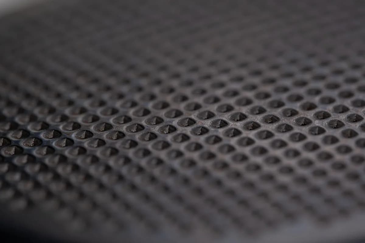 Melhor Grip para Steam Deck: Conforto em Sessão Longa Textura emborrachada em relevo, close-up macro, remetendo à superfície antiderrapante de um grip
