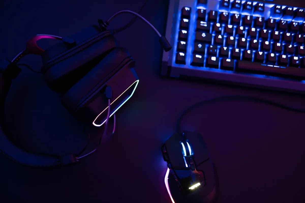 Melhor headset gamer até R$ 1.000 em 2026 Headset gamer over-ear com microfone destacável e almofadas memory foam em setup gamer