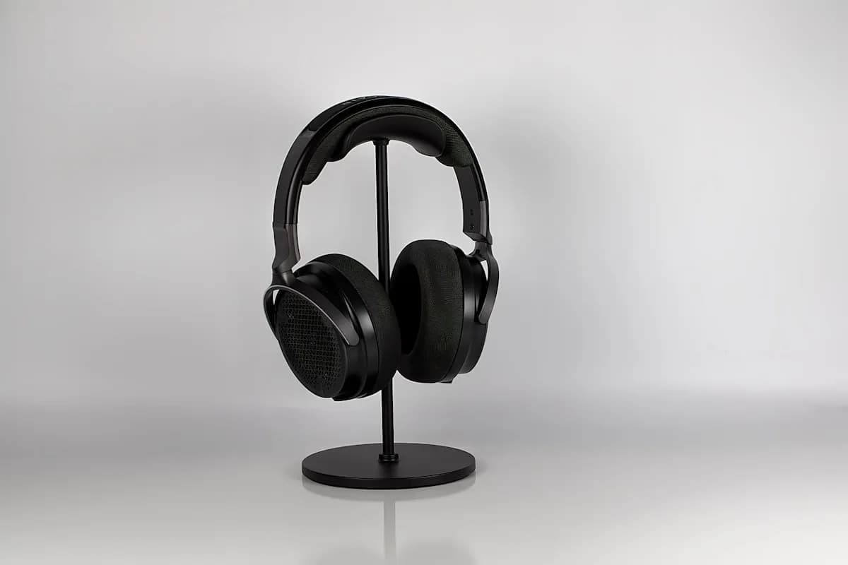 Melhor headset gamer até R$ 500 em 2026 Headset gamer over-ear com microfone articulável em mesa de setup com teclado mecânico