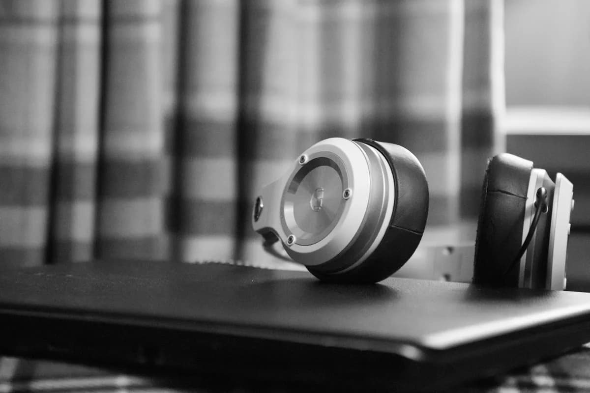 Melhor Headset Gamer Razer 2026 Headset gamer Razer BlackShark com iluminação RGB sobre mesa de setup gamer