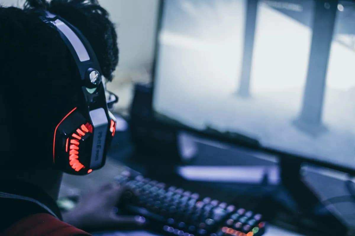 Melhor headset gamer Redragon 2026 Headset gamer Redragon Zeus Pro com iluminação RGB em setup competitivo