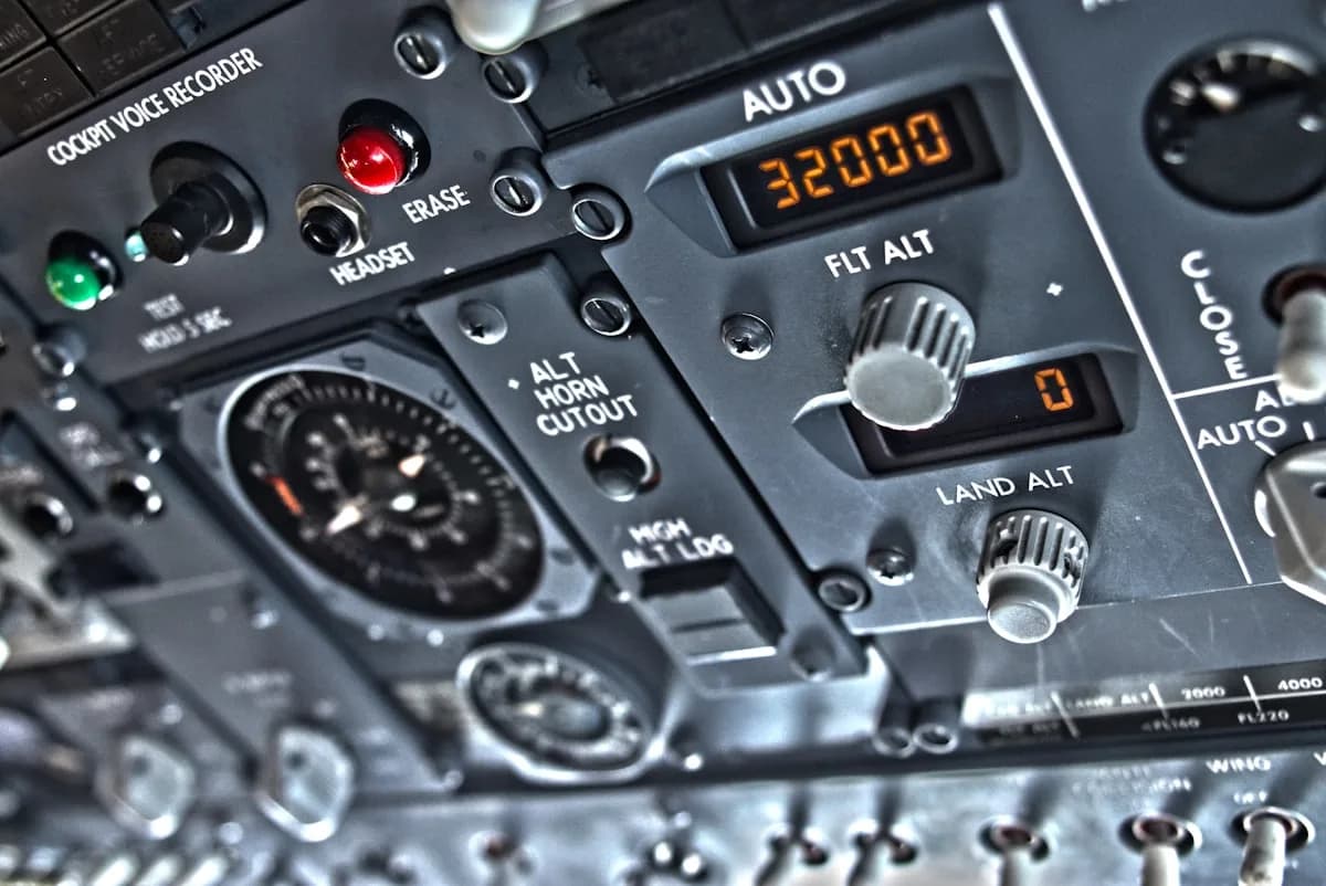 Melhor Joystick Thrustmaster em 2026 Painel de instrumentos de cabine de avião com mostradores analógicos e display digital de altitude