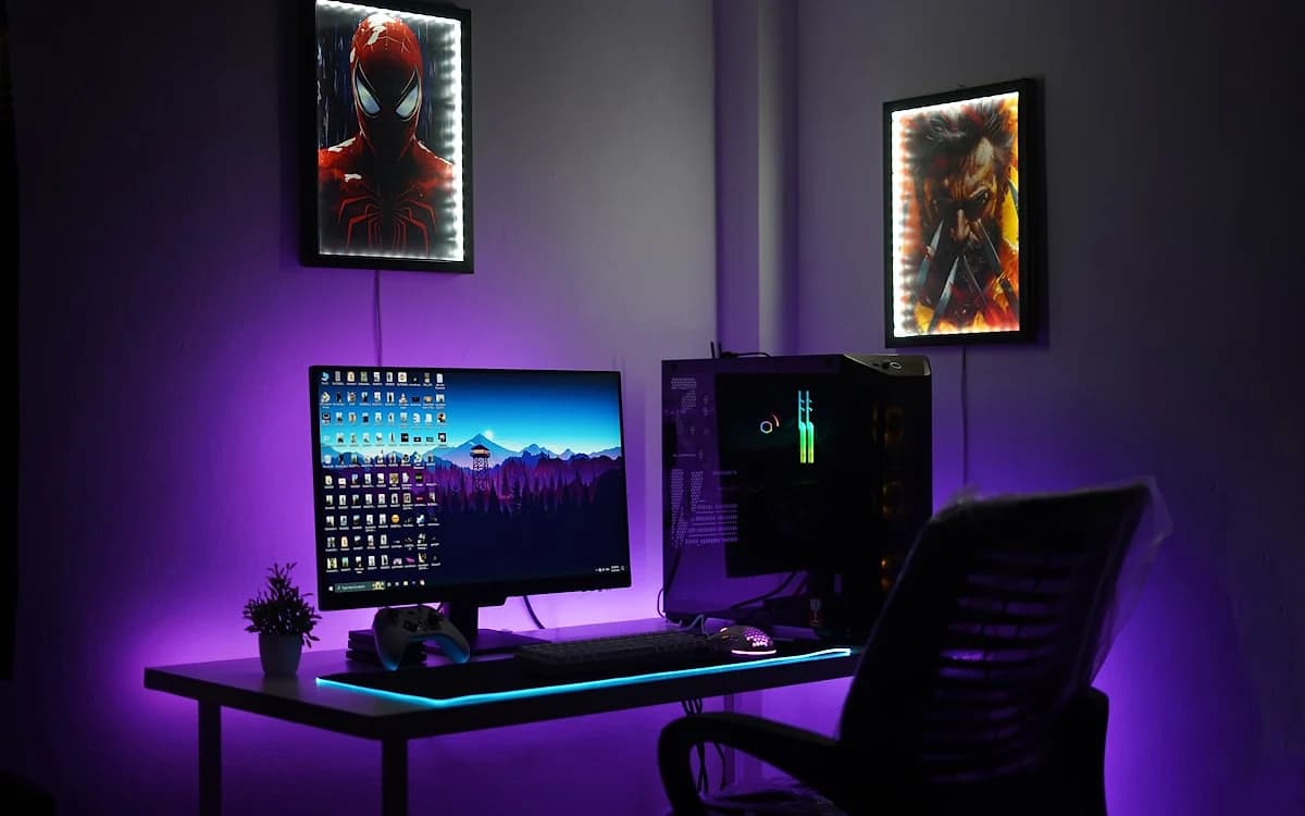 Mesa Gamer Custo-Benefício em 2026 — Top 5 entre R$ 400 e R$ 900 Setup gamer com mesa de aço e tampo em MDP, monitor e periféricos organizados sobre superfície espaçosa
