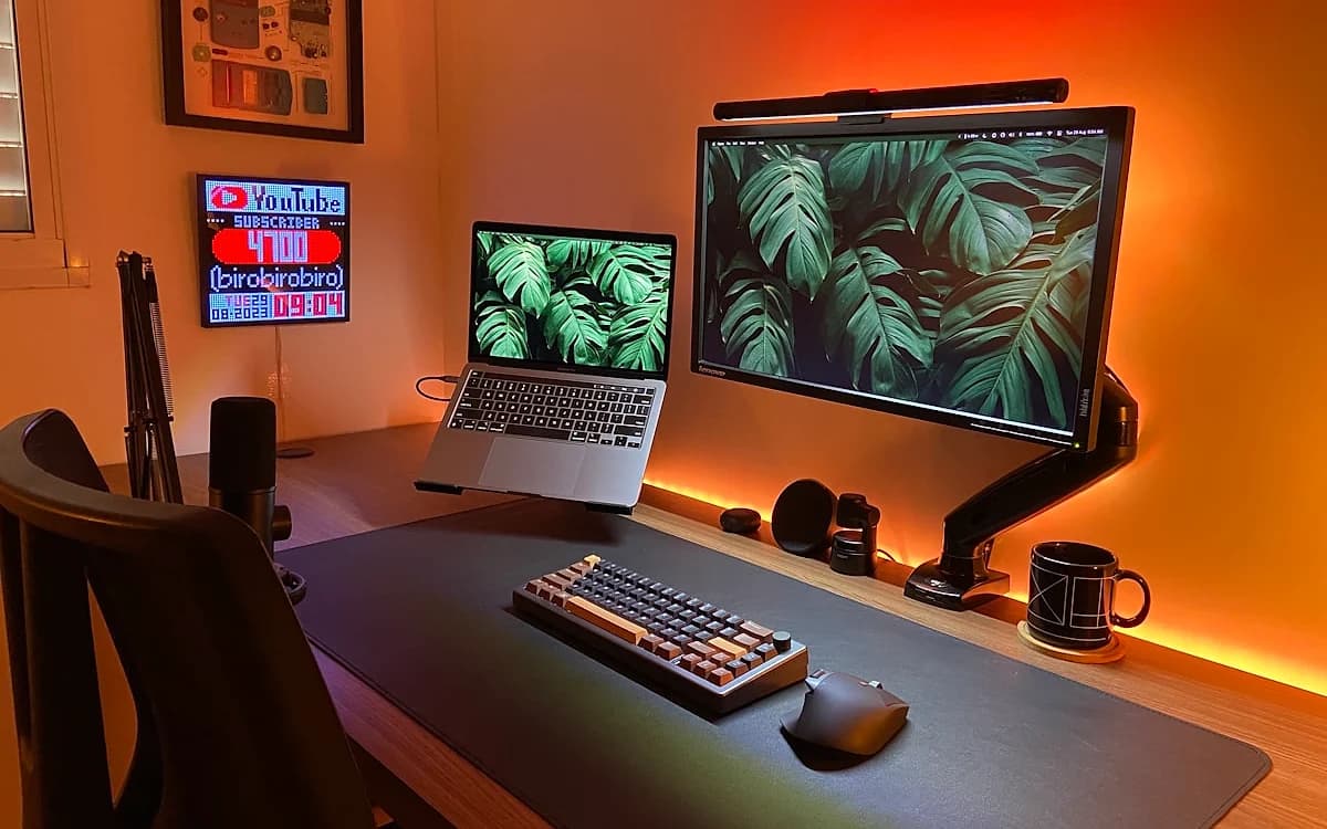 Melhor Mesa Gamer em L em 2026 Mesa gamer em L com dois monitores e setup gamer em quarto com iluminação RGB