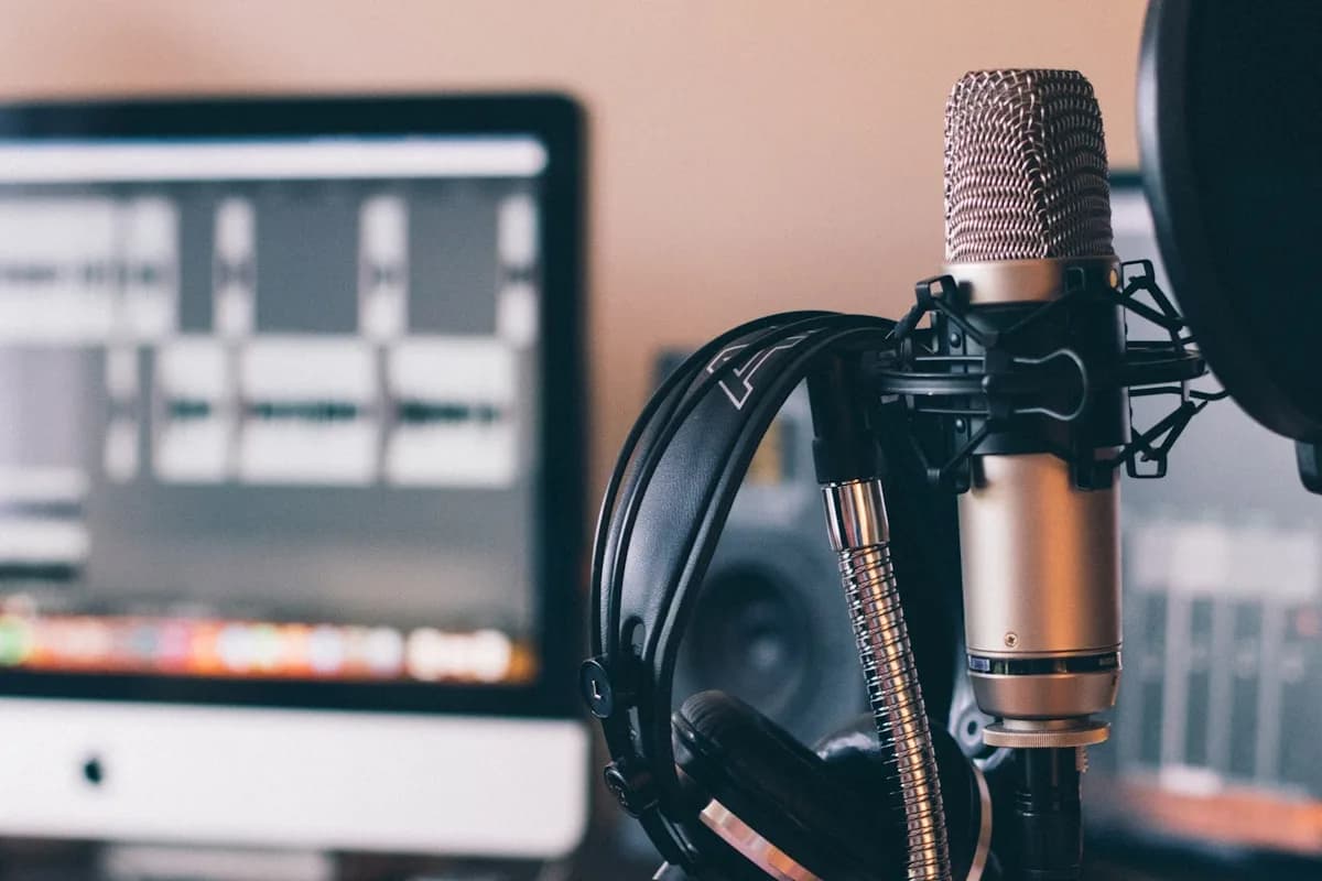 Melhores Microfones até R$ 500 em 2026 Microfone USB condensador em setup de stream com fundo de tela iluminada — ranking até R$ 500