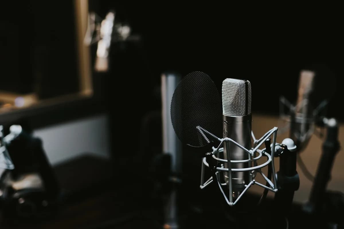 Melhores Microfones Condensadores 2026 Microfone condensador USB em braço articulado em setup de stream — gravação de voz com qualidade de estúdio