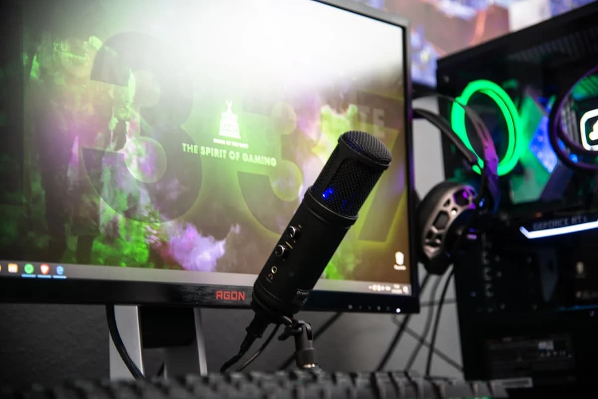 Melhores Microfones para Streaming 2026 Microfone USB condensador em setup de streaming com braço articulado e iluminação de fundo