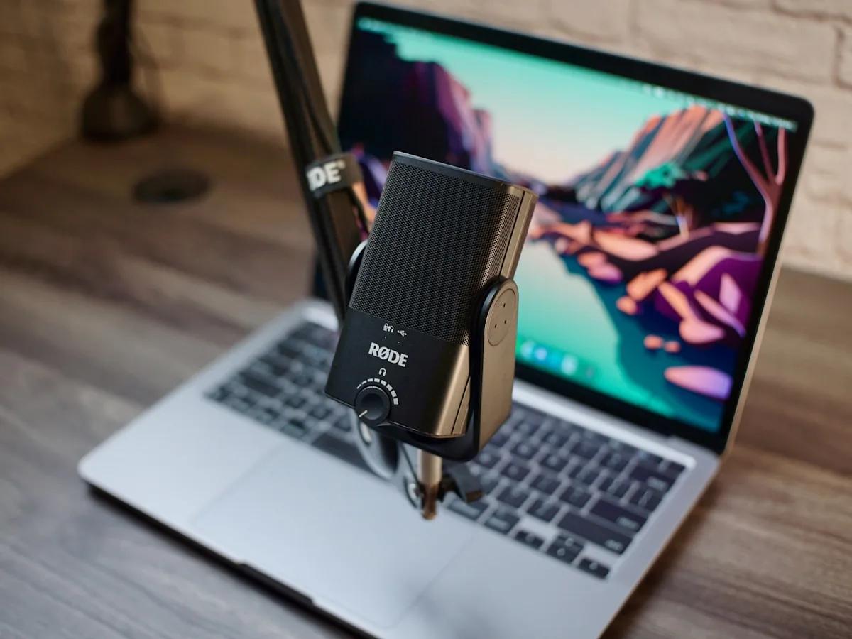 Melhores Microfones USB 2026 Microfone USB condensador em setup de streaming com mesa, monitor e iluminação RGB