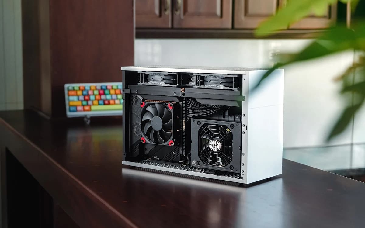 Melhor Mini PC Minisforum 2026: Top Modelos Mini PC compacto em setup gamer com monitor e periféricos sobre mesa