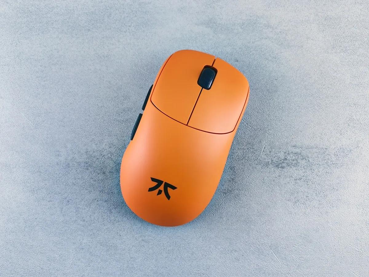 Melhor Mouse Gamer para FPS 2026 Mouse gamer leve para FPS sobre mousepad em setup competitivo com teclado mecânico