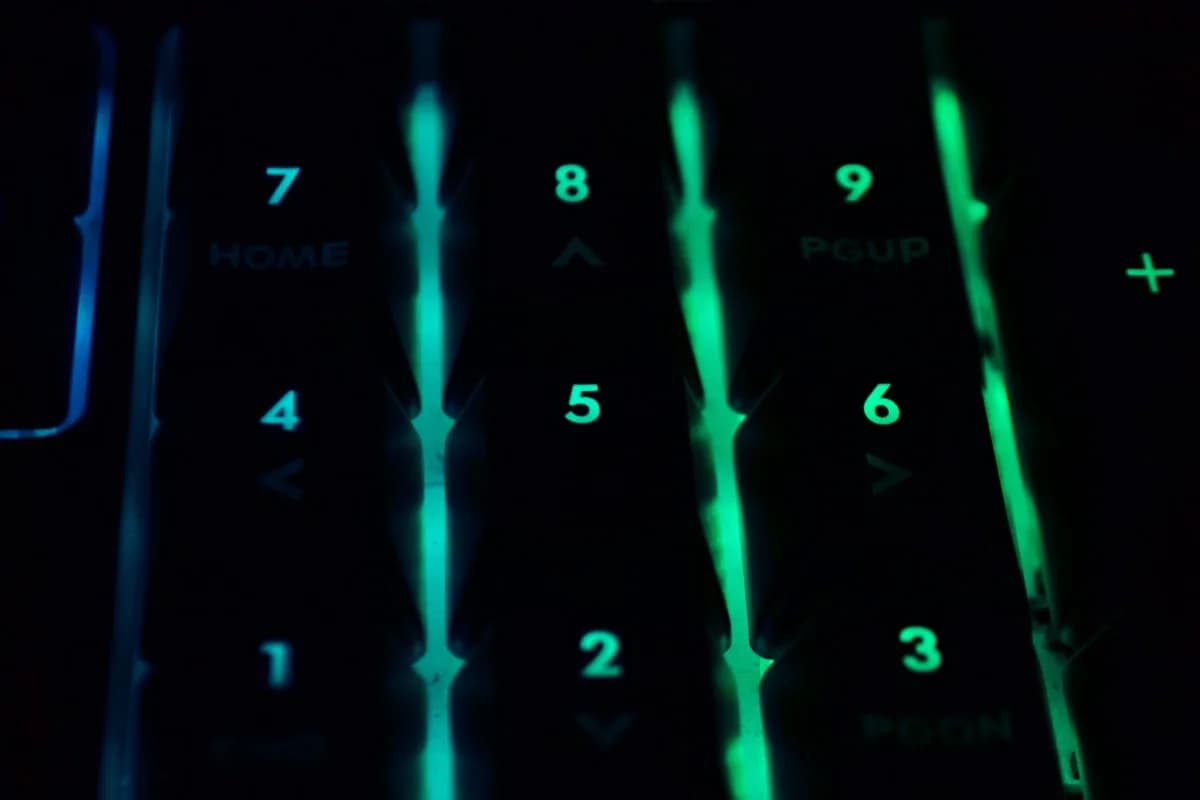 Melhor Mouse Gamer Razer 2026 Mouse gamer Razer com iluminação Chroma RGB sobre mousepad em setup gamer