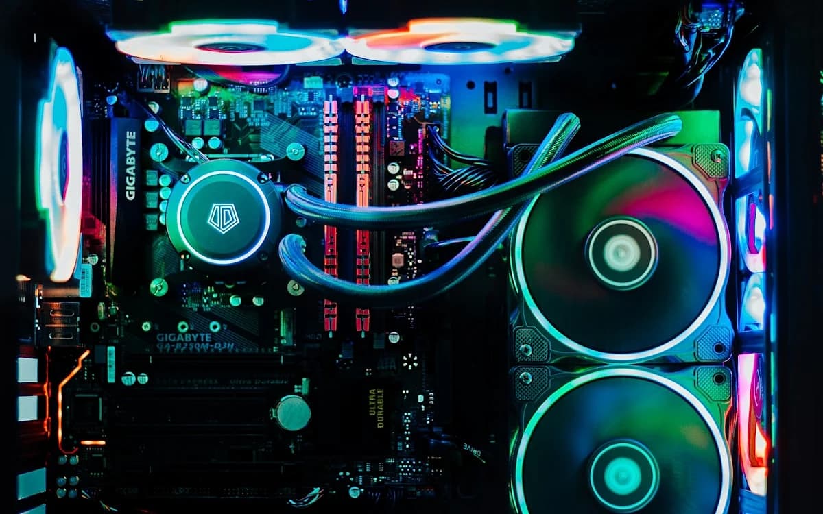Melhor Nobreak 1500VA em 2026 Nobreak 1500VA conectado a setup gamer com PC tower, monitor e periféricos sobre mesa