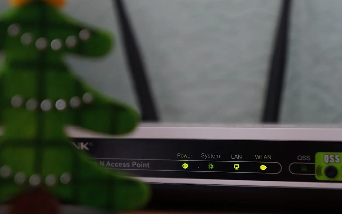 Melhor Nobreak 600VA em 2026 Nobreak 600VA com 6 tomadas protegendo roteador e computador doméstico
