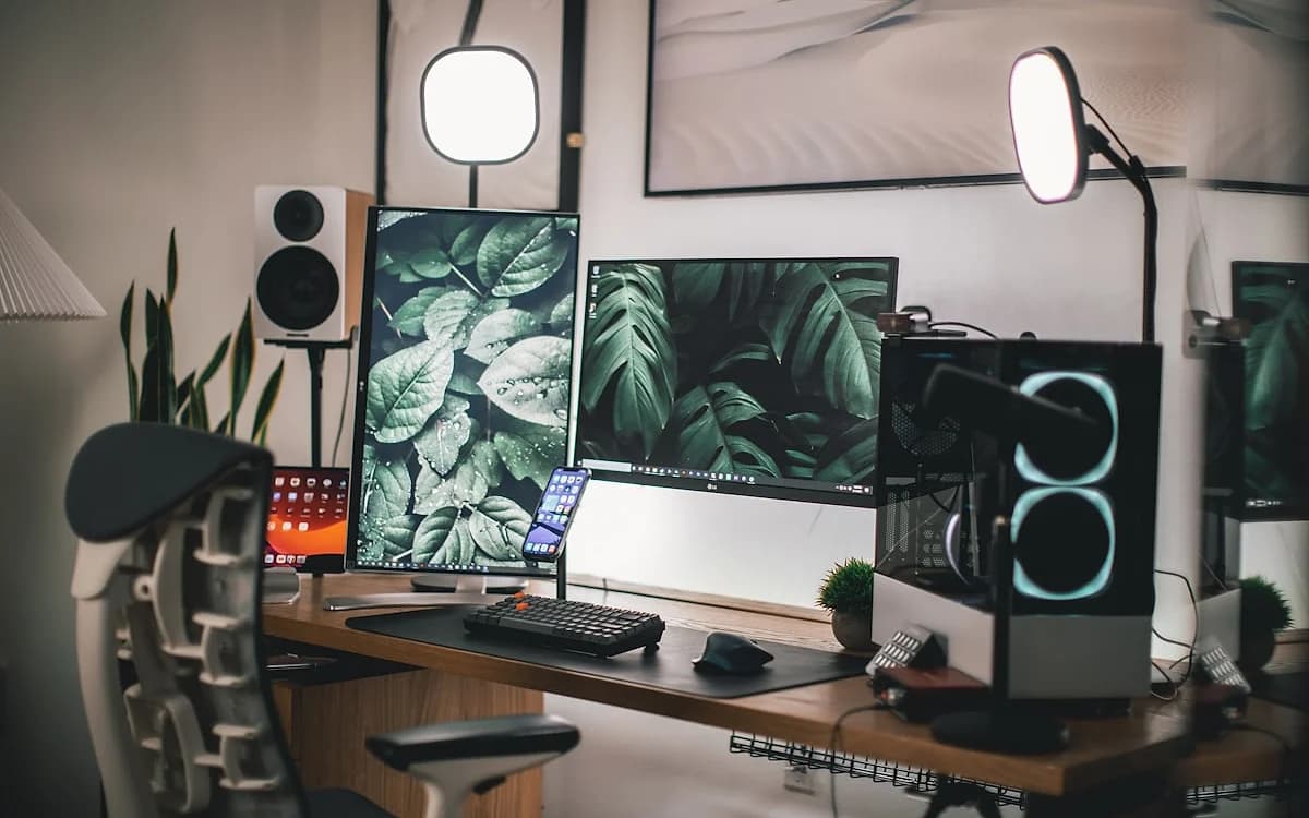 Melhores Nobreaks até R$ 1.000 em 2026 Nobreak para PC gamer com bateria e saída senoidal sobre mesa de setup