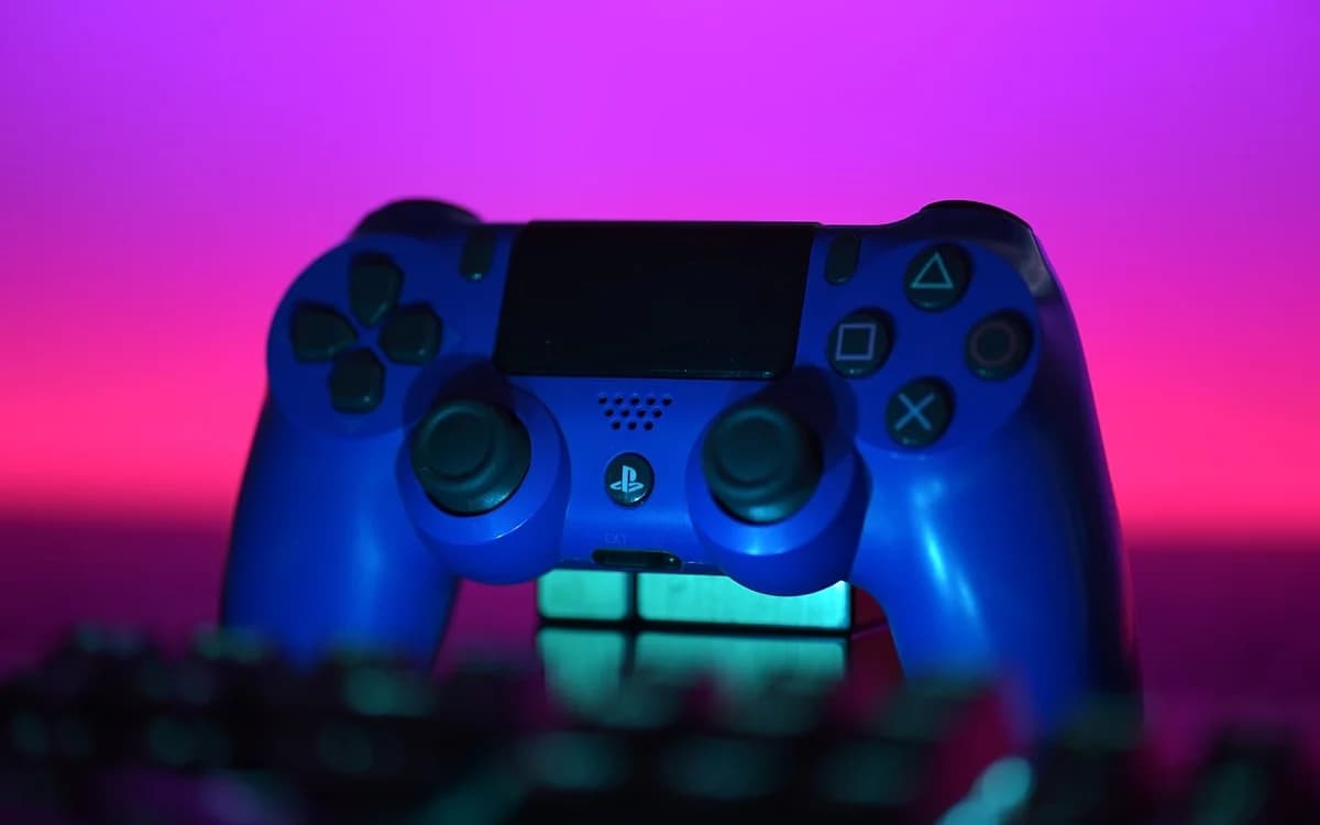 Melhor Nobreak Gamer RGB em 2026 Nobreak gamer com iluminação RGB e display frontal em setup de PC gamer