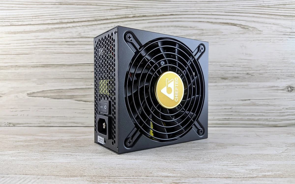 Melhor Nobreak Senoidal Pura em 2026 Nobreak de onda senoidal pura conectado a um setup gamer com PC, monitor e periféricos