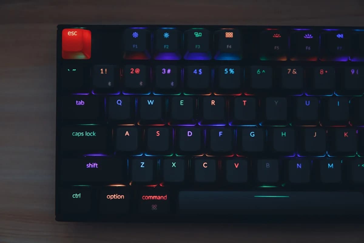 Melhor notebook gamer 2026 — top 8 Notebook gamer com teclado RGB iluminado em desk moderno