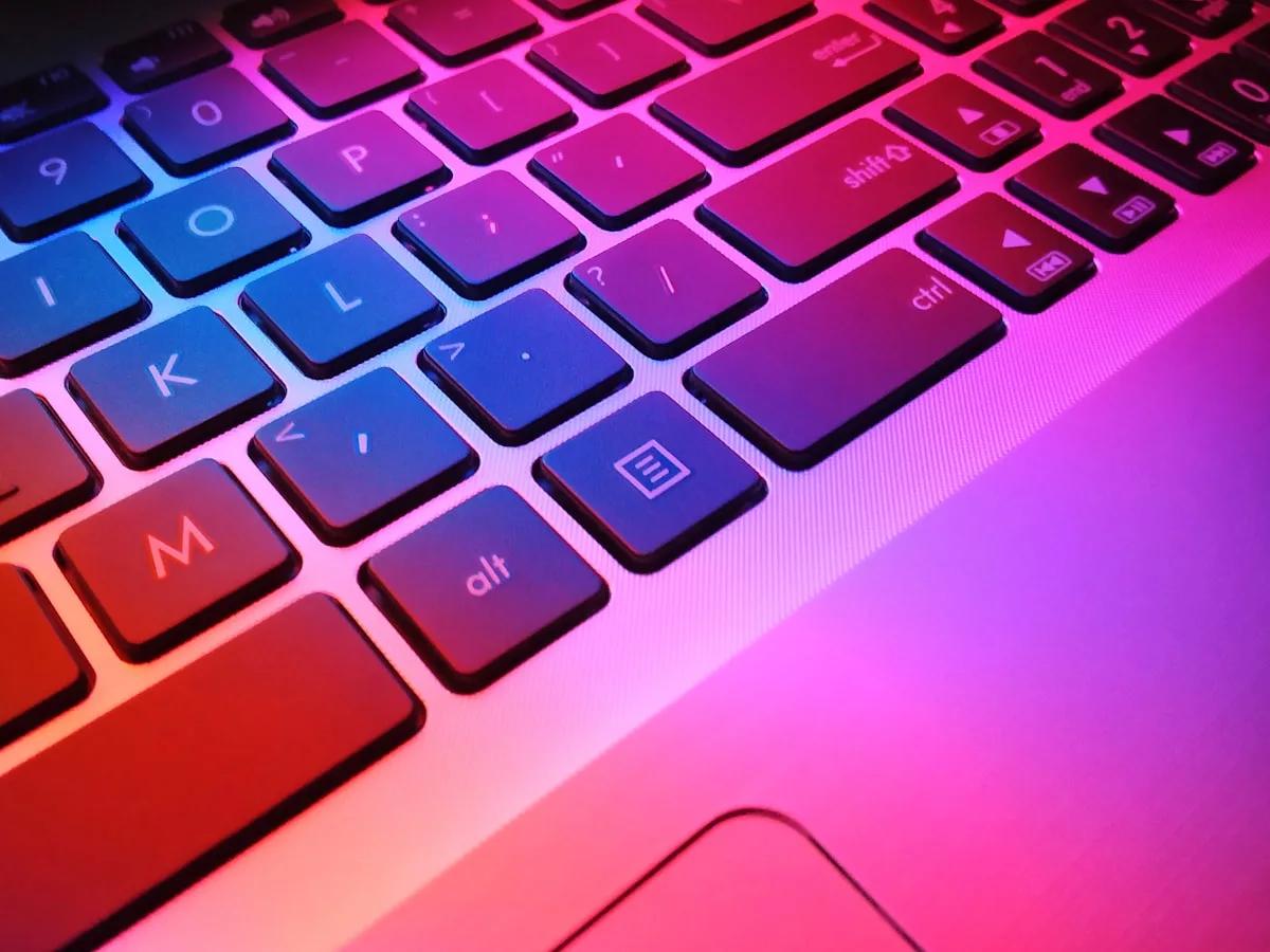 Melhor notebook gamer Acer em 2026 Notebook gamer Acer com teclado RGB iluminado em vermelho e azul