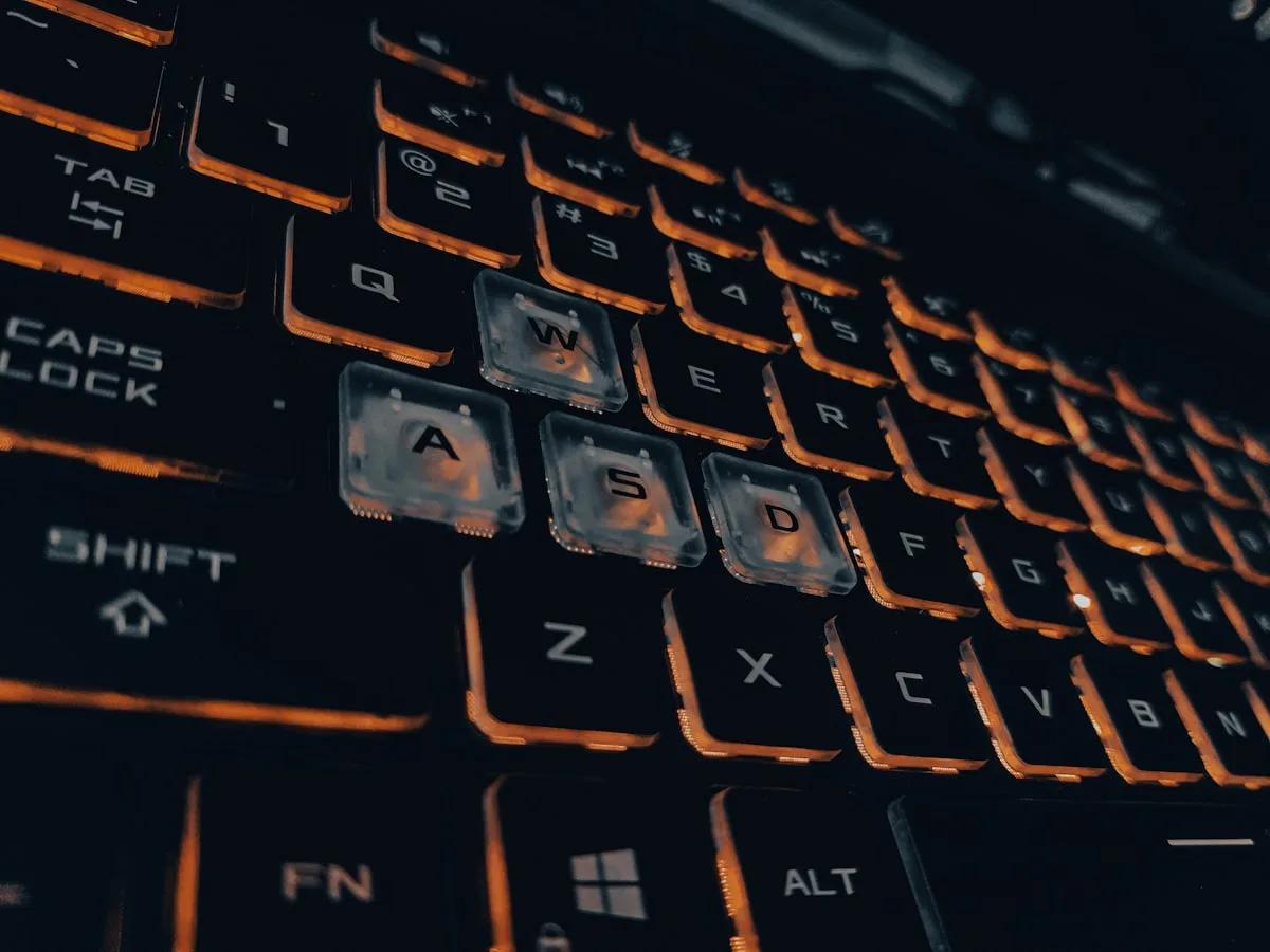 Melhor notebook gamer ASUS em 2026 Notebook gamer ASUS ROG com teclado RGB iluminado em ambiente escuro