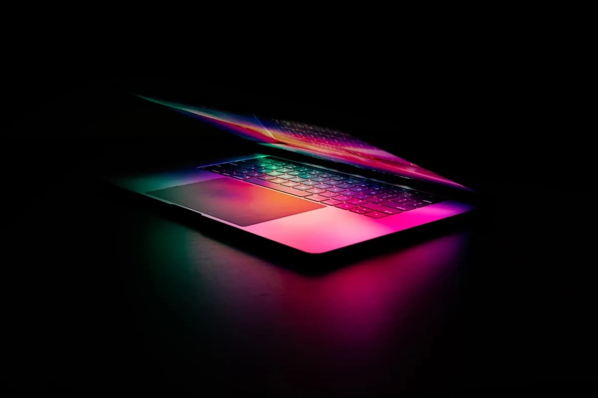 Melhor notebook gamer até R$ 15.000 em 2026 Setup gamer premium com iluminação RGB — faixa de alto desempenho