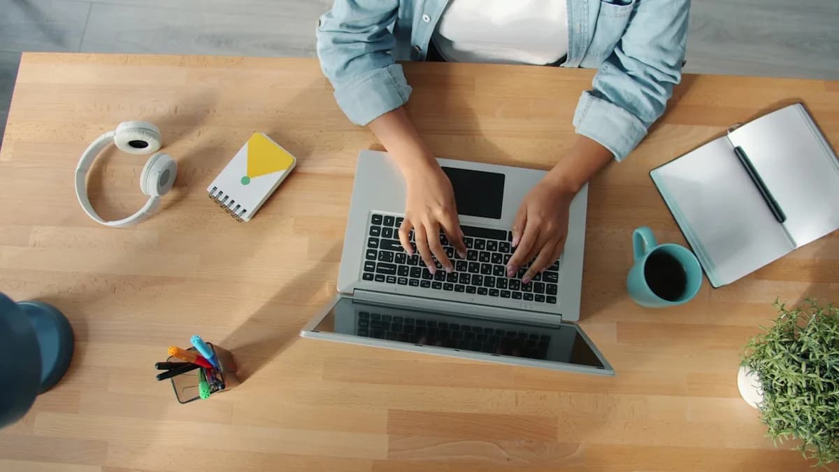 Melhor notebook gamer até R$ 3.000 em 2026 Notebook em mesa de madeira com bloco de anotações — estudante usando ultraportátil de entrada