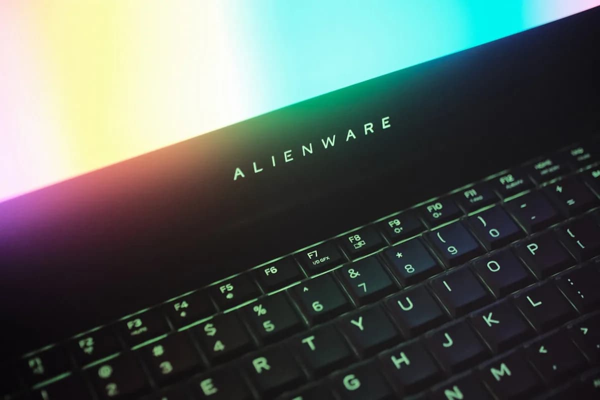 Melhor notebook gamer Dell em 2026 Notebook gamer Dell Alienware com teclado iluminado em ambiente escuro