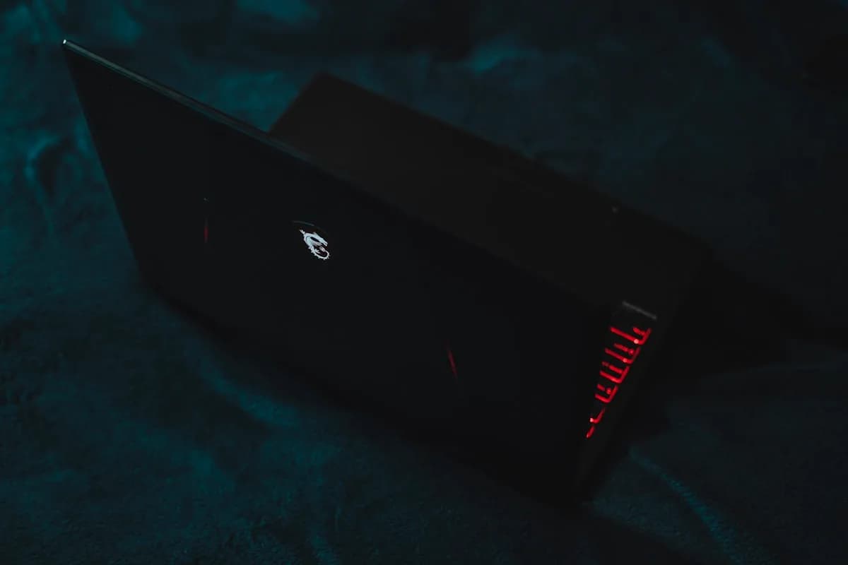 Melhor notebook gamer MSI em 2026 Notebook gamer MSI com teclado iluminado em ambiente escuro com luzes neon