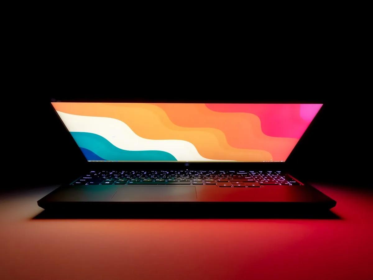 Melhor notebook gamer RTX 4070 em 2026 Notebook gamer premium RTX 4070 em desk moderno com iluminação RGB