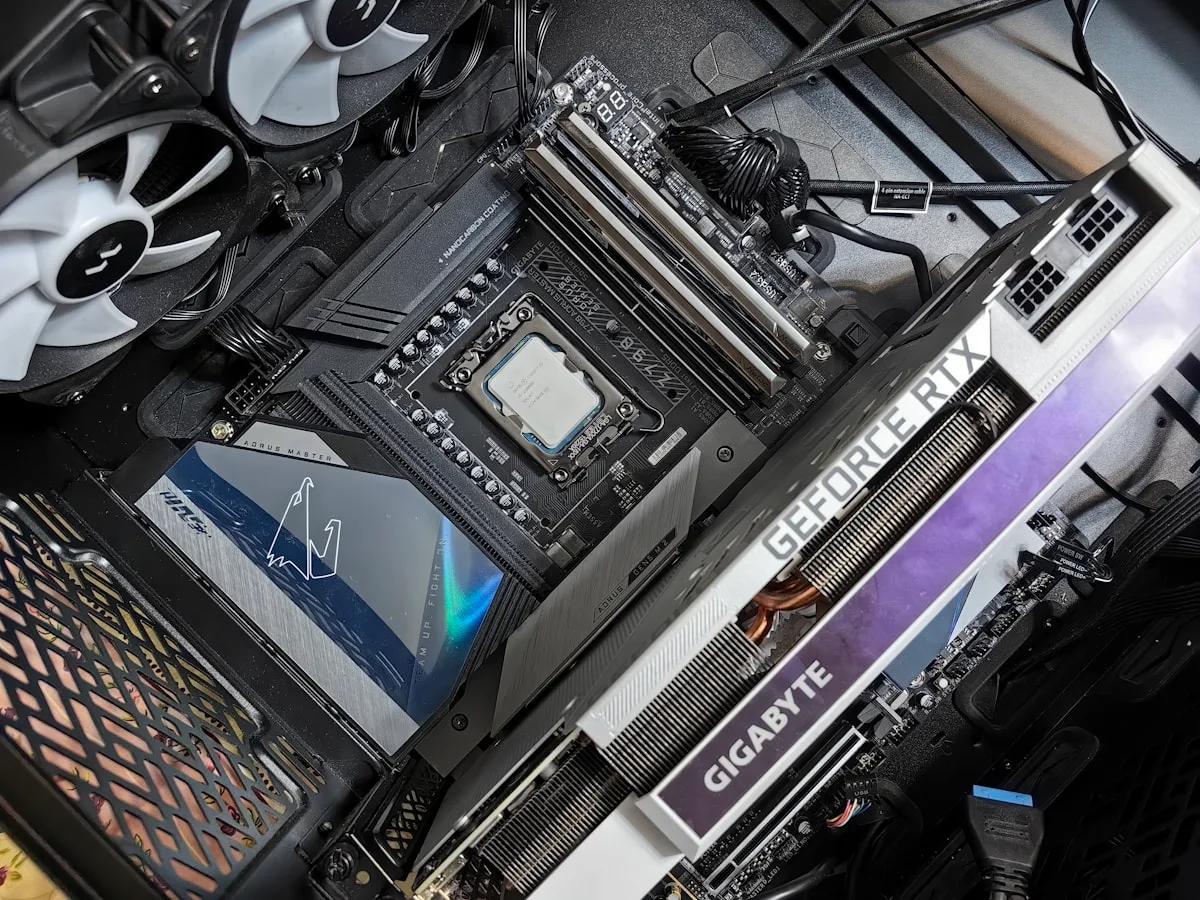Melhor PC Gamer até R$8.000 em 2026 Setup de PC gamer de alto desempenho com gabinete RGB e placa de vídeo moderna