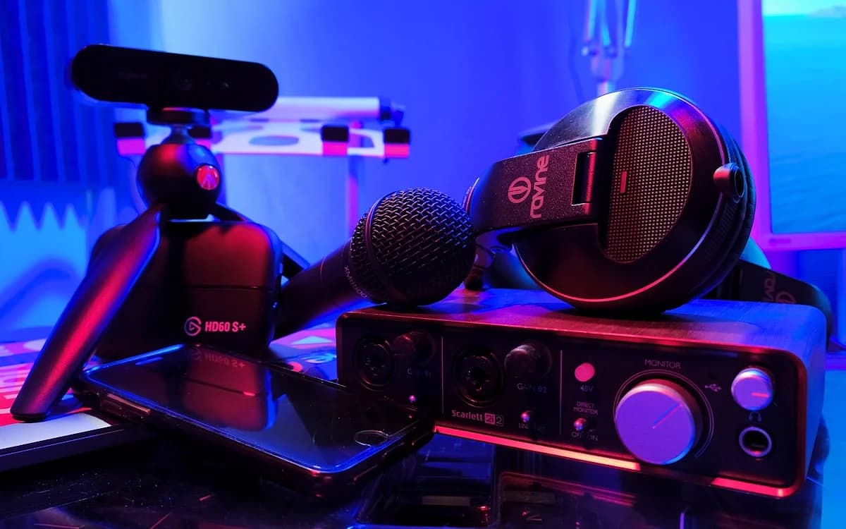 Melhor Placa de Captura 2026 Setup de streamer com notebook e equipamentos para live — referência de captura de gameplay