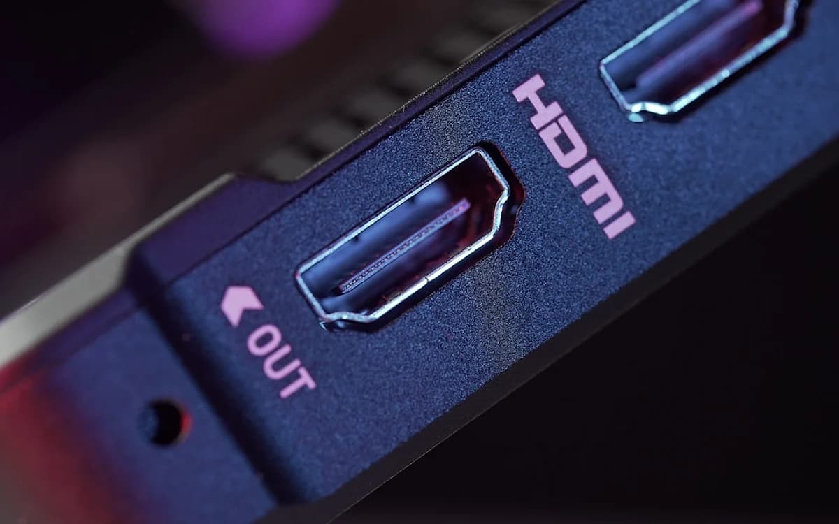 Melhor Placa de Captura Custo-Benefício 2026 Setup de stream com microfone, câmera e notebook — referência para equipamentos de captura e transmissão