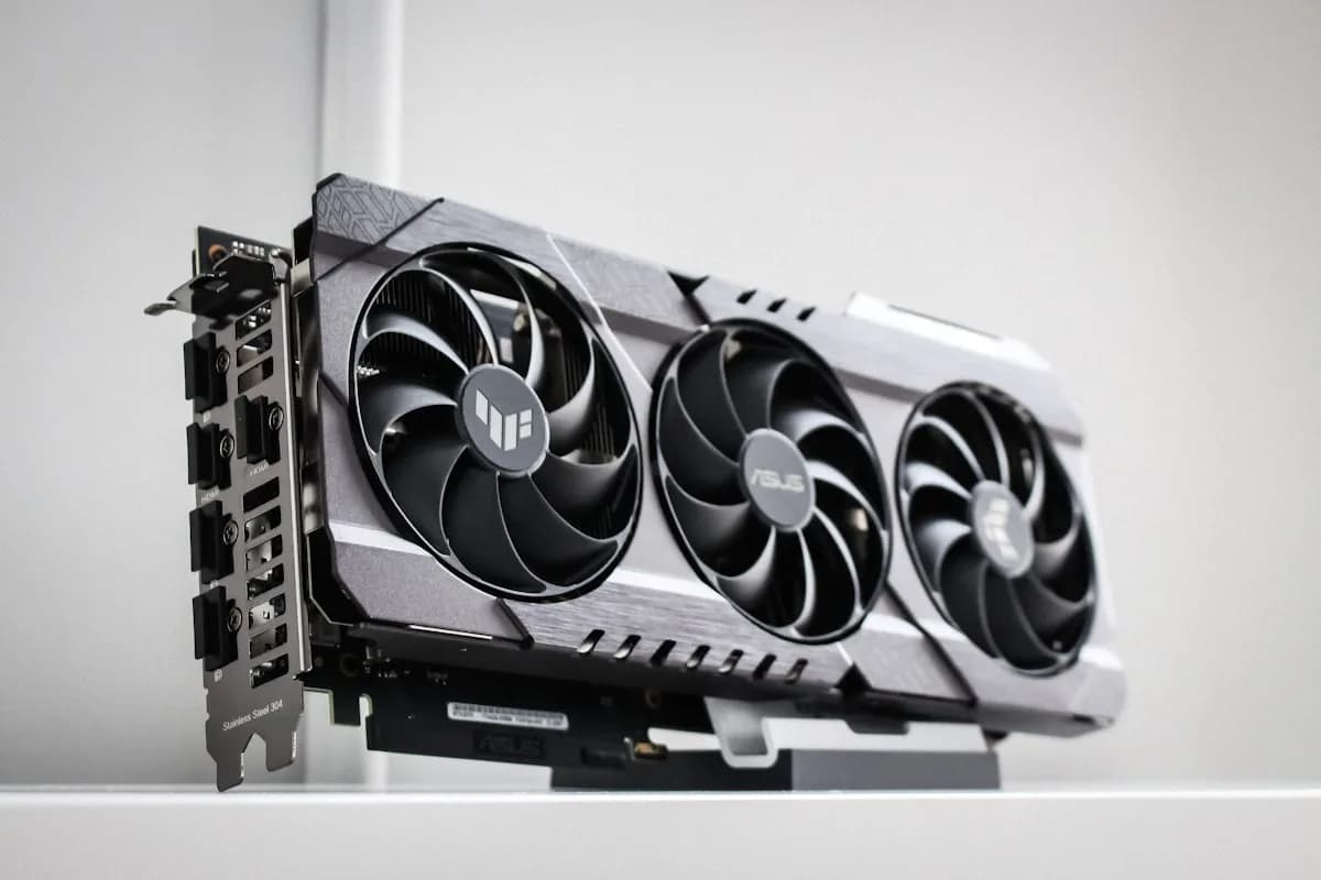 Melhores Placas de Vídeo Custo-Benefício 2026 Placa de vídeo dedicada instalada em PC gamer com iluminação RGB e gabinete mesh airflow