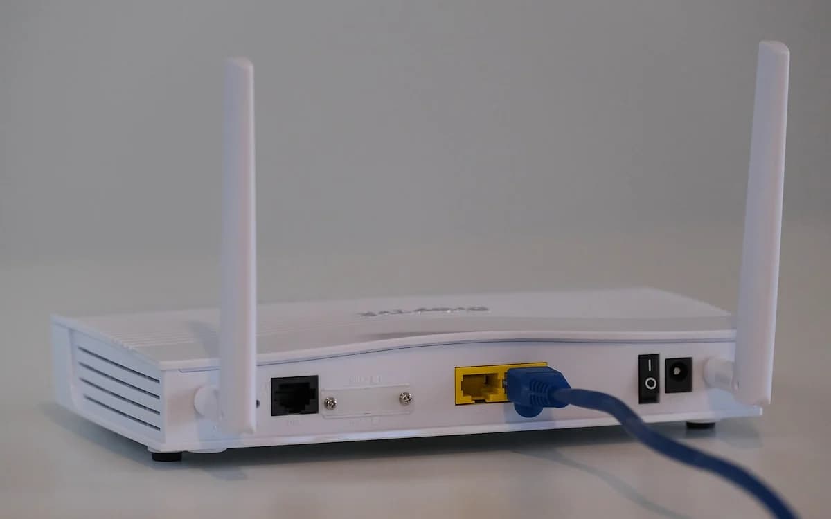 Melhor Roteador Gamer Custo-Benefício em 2026 Roteador gamer compacto com antenas sobre mesa ao lado de setup de PC