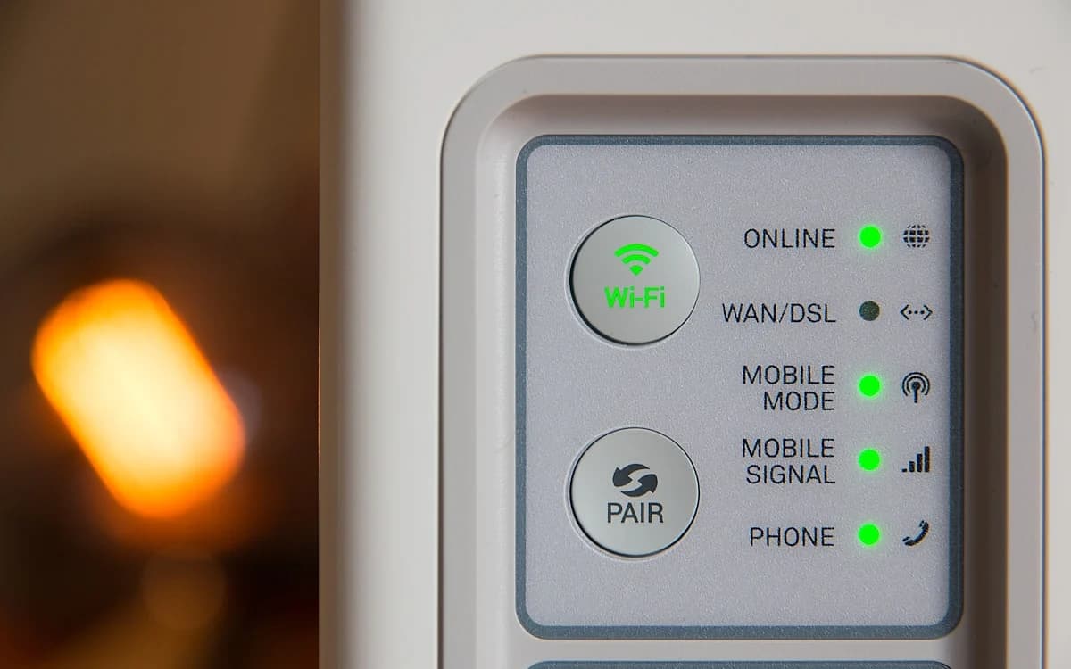 Melhor Roteador Wi-Fi 6 em 2026 Roteador Wi-Fi 6 com antenas externas sobre mesa em ambiente doméstico