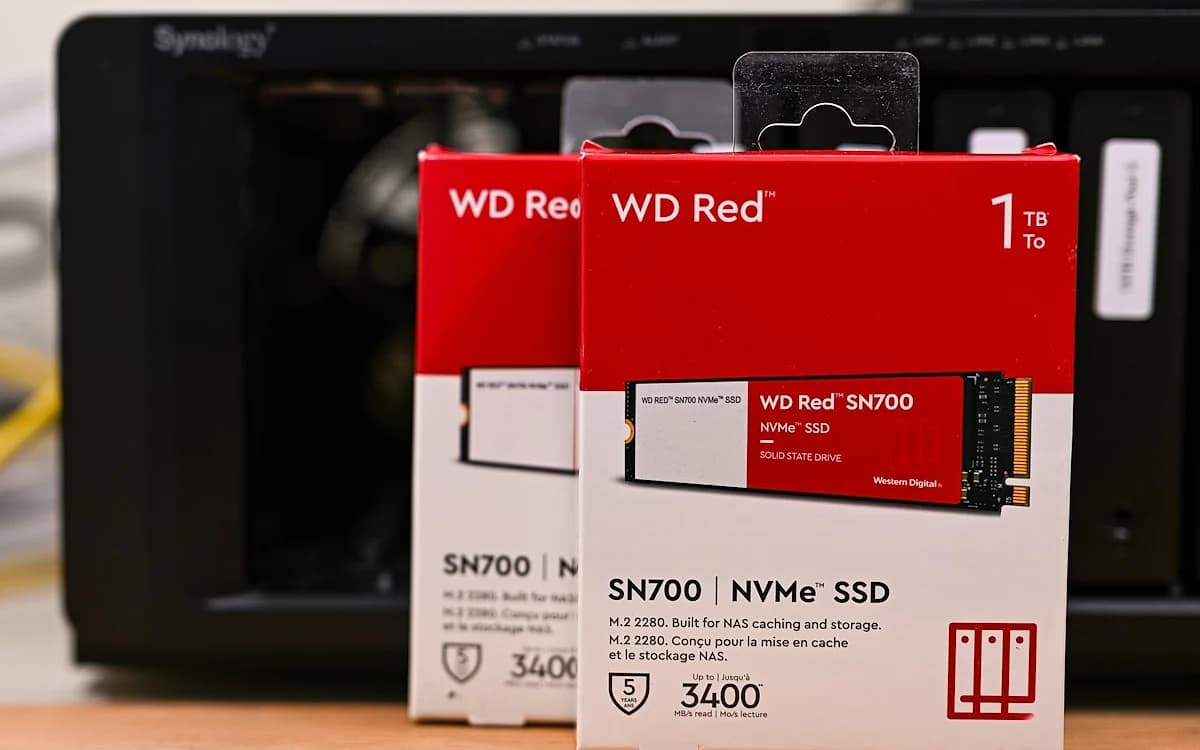 Melhor SSD para PS5 e PS5 Pro em 2026 SSD NVMe M.2 com dissipador de calor sendo instalado no slot de expansão do PS5