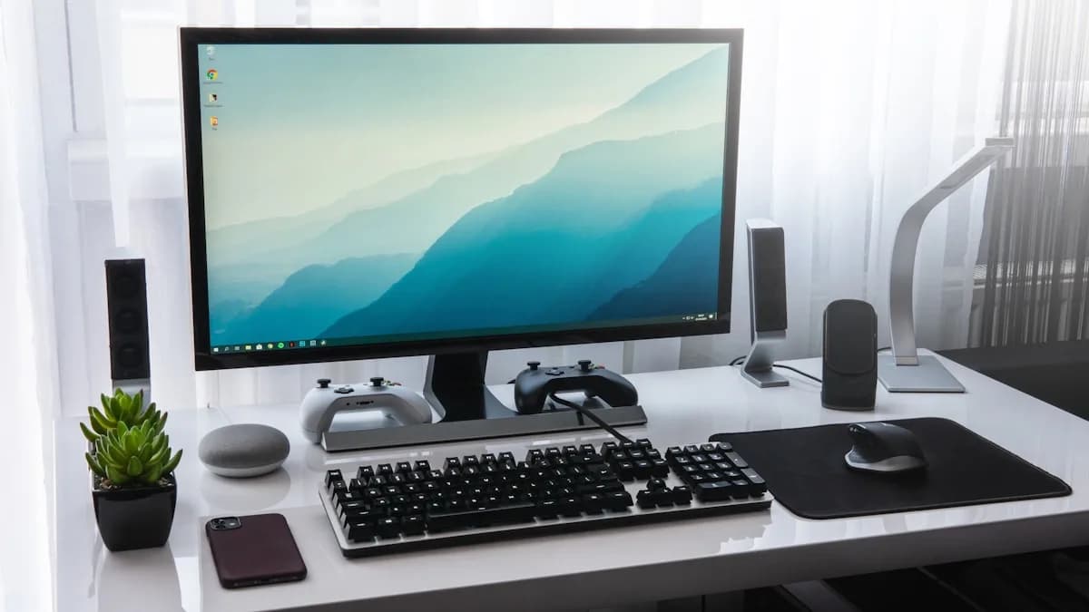 Melhor Suporte de Monitor até R$ 100 em 2026 Mesa gamer com monitor sobre suporte de mesa, teclado mecânico e dois controles organizados