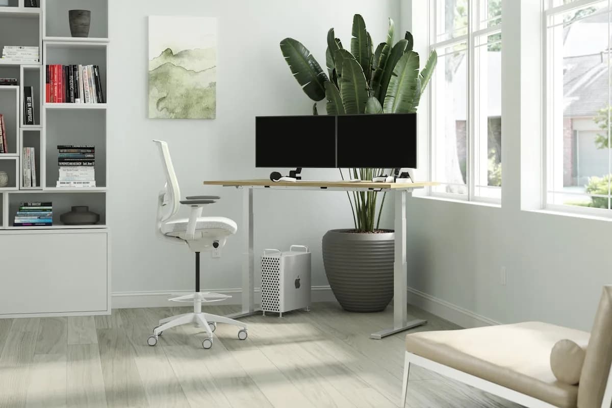 Melhor Suporte de Monitor Duplo em 2026 Dois monitores presos por braços articulados lado a lado sobre mesa de escritório clean