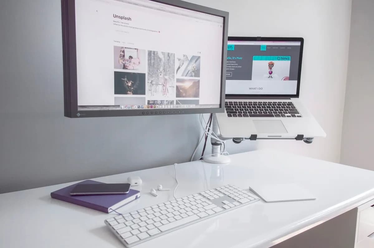 Melhor Suporte de Monitor para Mesa Fina em 2026 Braço articulado de monitor fixado por grampo na borda fina de uma mesa de escritório