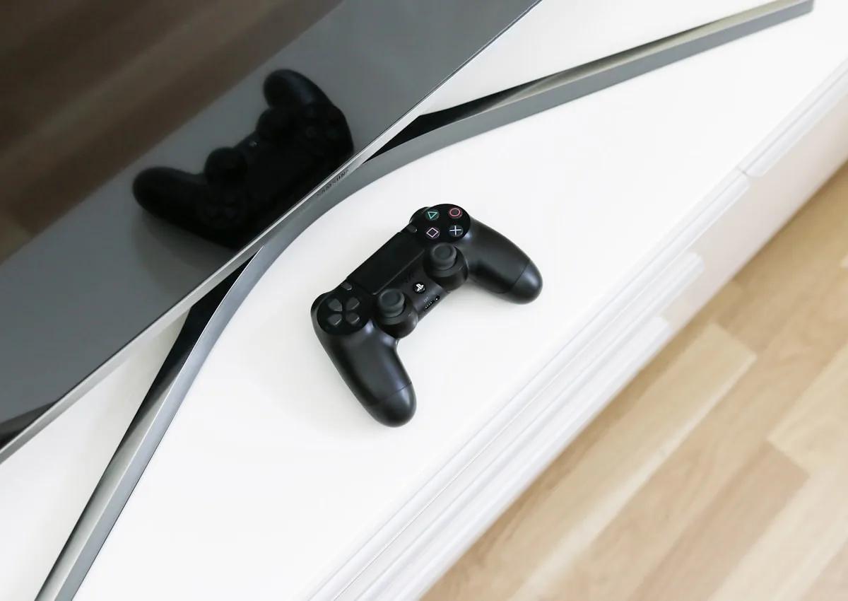 Melhores TVs para Games de 2026 TV 4K em sala de jogos com console PS5 e Xbox Series X conectados via HDMI 2.1