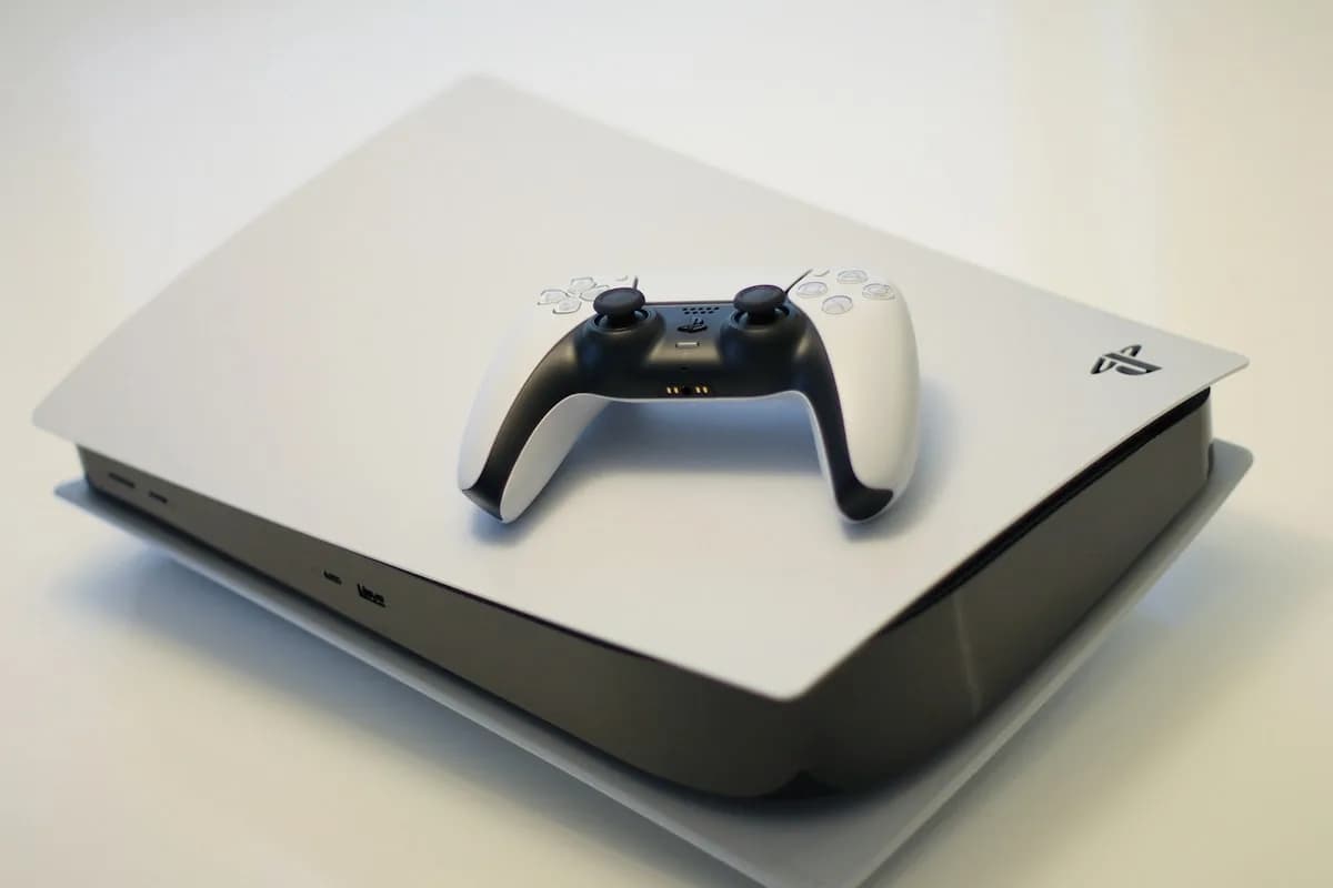 Melhor TV para PS5 e PS5 Pro em 2026 TV 4K OLED em sala de jogos com PS5 conectado via HDMI 2.1 exibindo jogo em 4K 120Hz