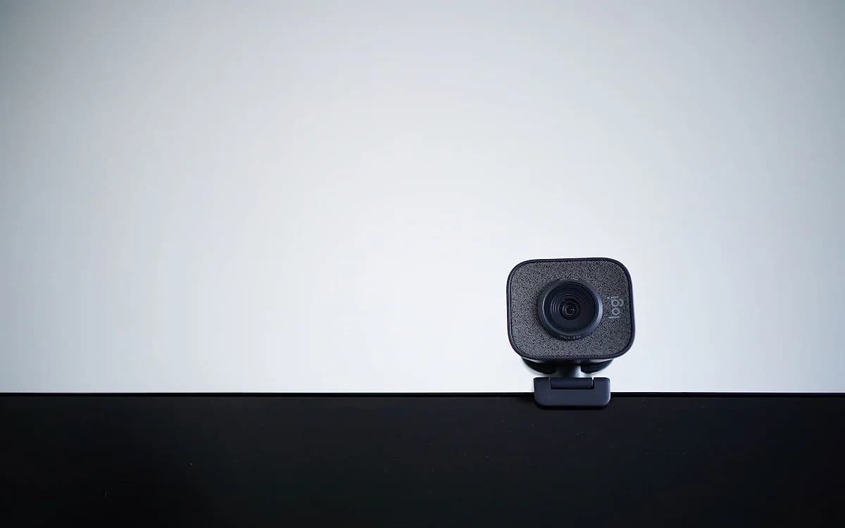 Melhor Webcam 4K para Live e Gravação em 2026 Setup de streamer com webcam 4K, microfone condensador e iluminação profissional para live e gravação