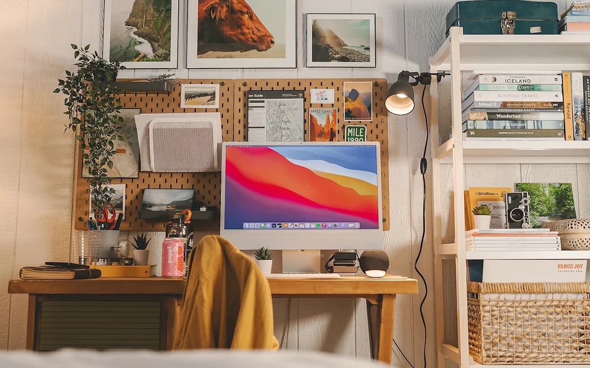 Melhor Webcam Custo-Benefício para Live em 2026 Setup de streamer com webcam posicionada em monitor, OBS aberto e iluminação de mesa ao fundo