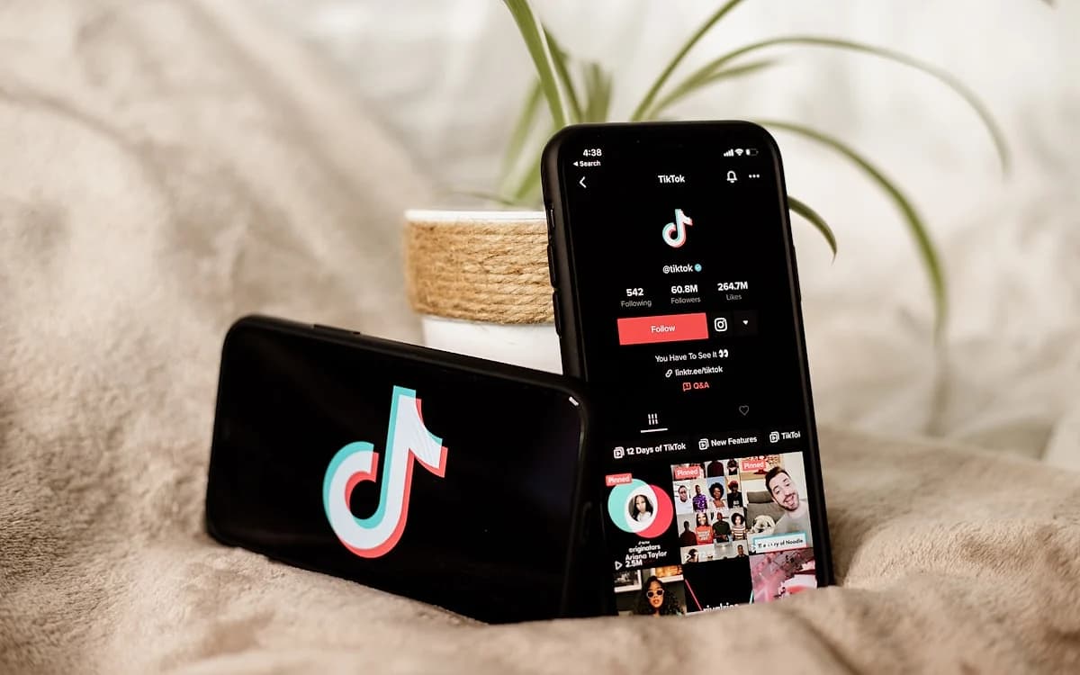 Melhor Webcam para TikTok e Lives em 2026 Webcam posicionada sobre monitor com ring light de mesa ao lado — setup compacto para gravação de TikTok e lives