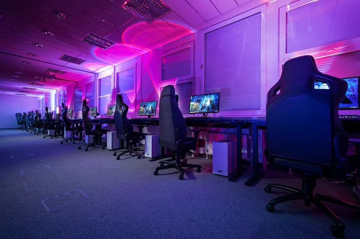 Melhores Cadeiras Gamer de 2026 Cadeira gamer ergonômica com encosto reclinável em setup gamer com iluminação RGB