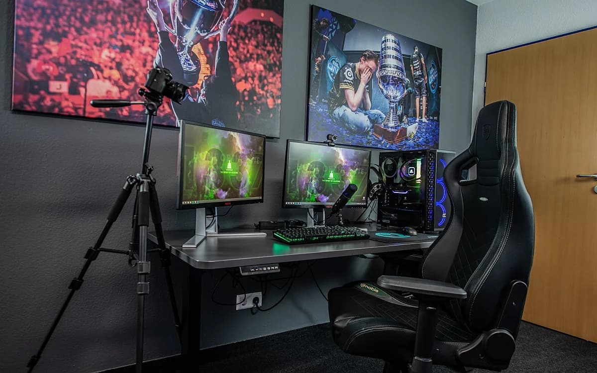 Melhores Marcas de Mesa Gamer em 2026 Setup gamer com mesa ampla, dois monitores, teclado mecânico e iluminação RGB