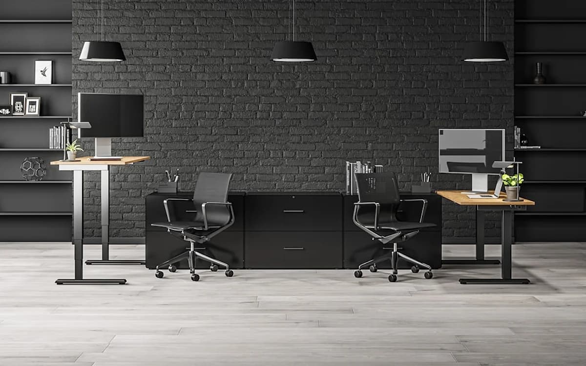 Mesa Gamer com Altura Regulável em 2026 Standing desk elétrica com altura regulável em setup gamer — motor duplo e painel de controle